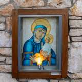 Vediamo quindi susseguirsi, una dopo l�altra, le immagini di Maria pi� care ai fedeli, in particolare della Puglia e del Sud Italia. C�� la Madonna di Siponto venerata a Manfredonia...